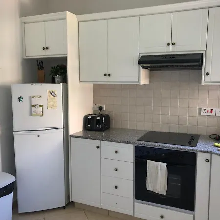 아파트 Immaculate 2 Bedroom 파포스