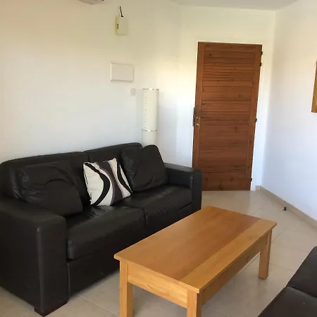 Immaculate 2 Bedroom 파포스